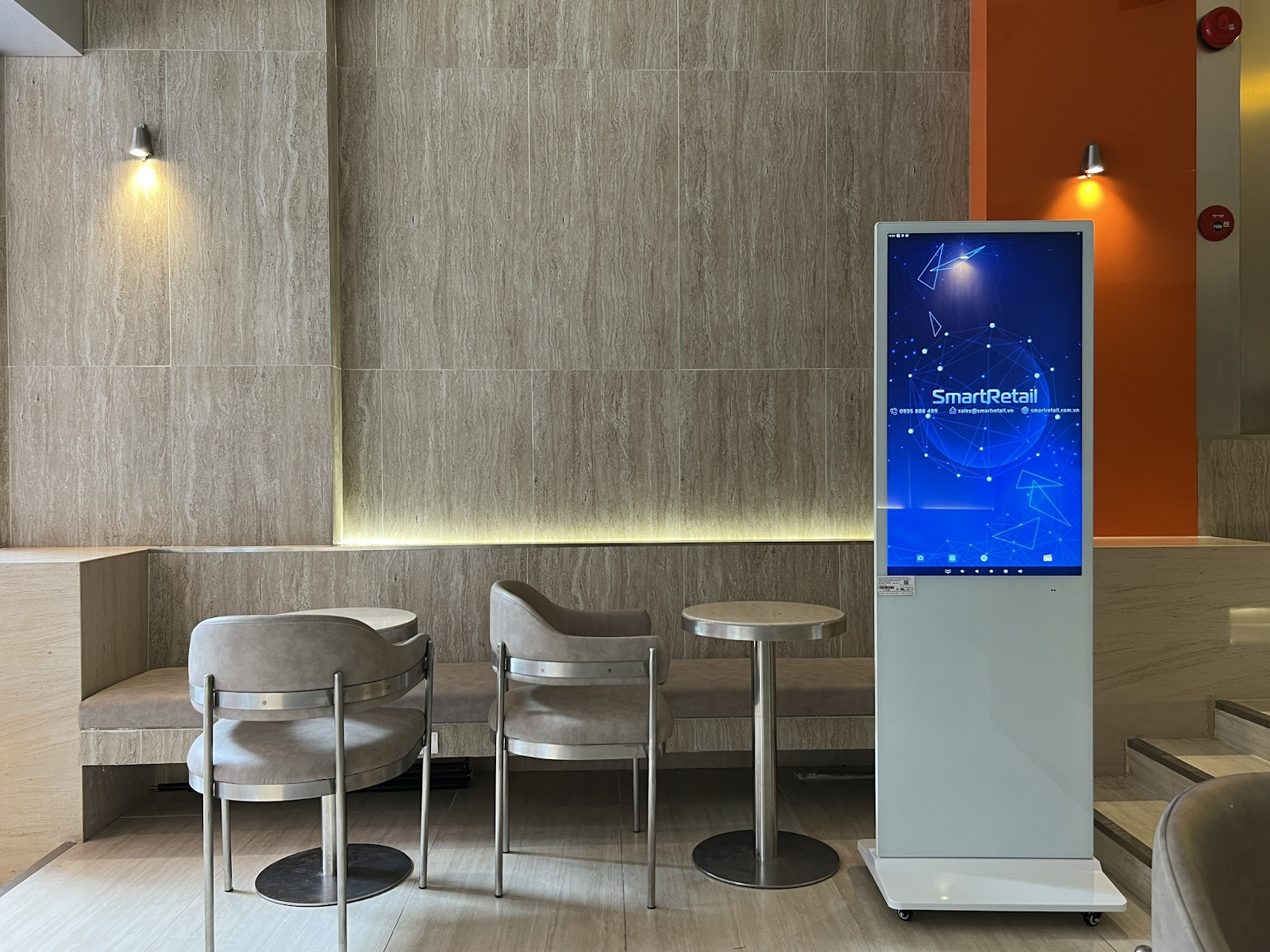 Đồng hành cùng Locus Coffee trong dự án lắp màn hình Standee điện tử