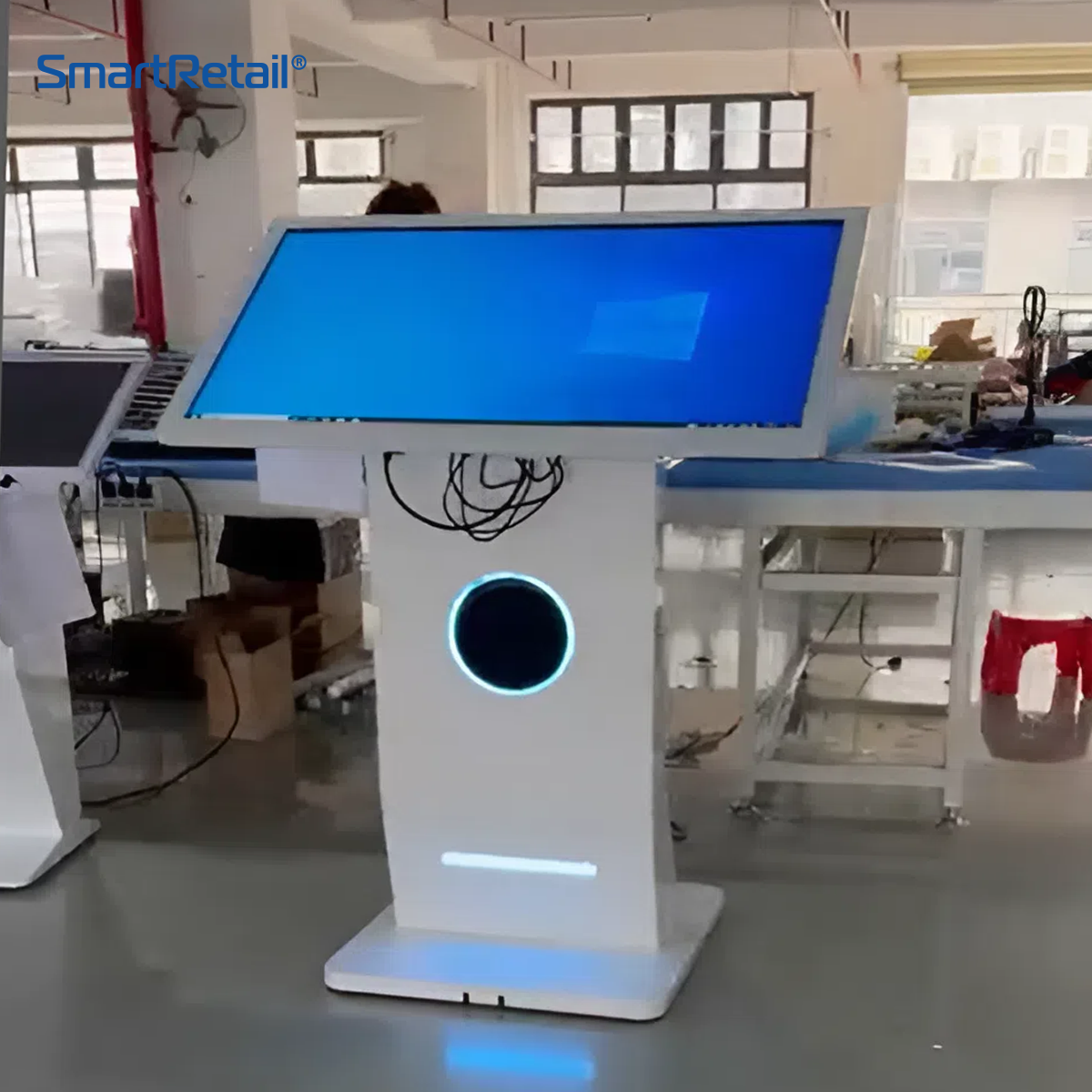 Ảnh 2 của Màn hình cảm ứng chân quỳ New Style | Màn hình chân quỳ chữ I 65 inch