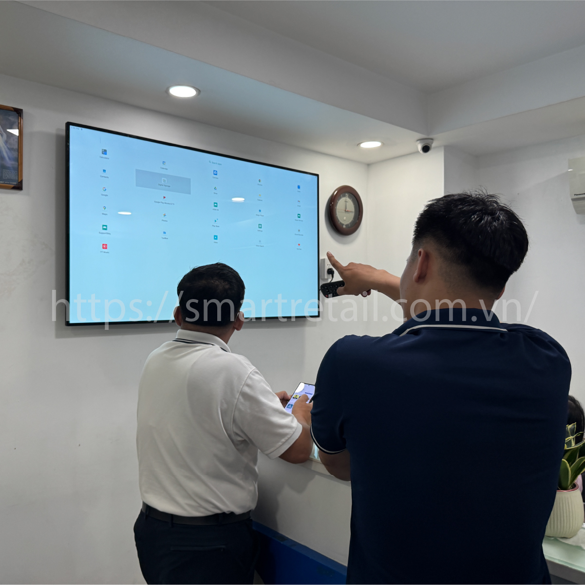Ảnh 5 của Màn hình quảng cáo treo tường viền 10mm - LCD Wall Mounted 10mm Bezel